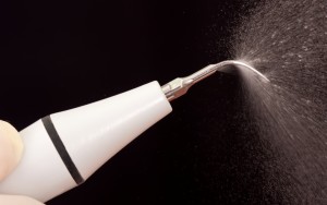 ultrasonic_dental_instrument_for_cleaning_teeth